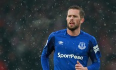 开云体育入口-围剿孤岛，当布伦森的个人史诗撞上太阳的团队洪流