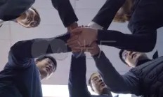 开云体育登录-新老球员互相扶持，团队齐心协力战胜对手的简单介绍