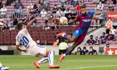 开云体育APP下载-足球比赛中球员展现超凡技艺