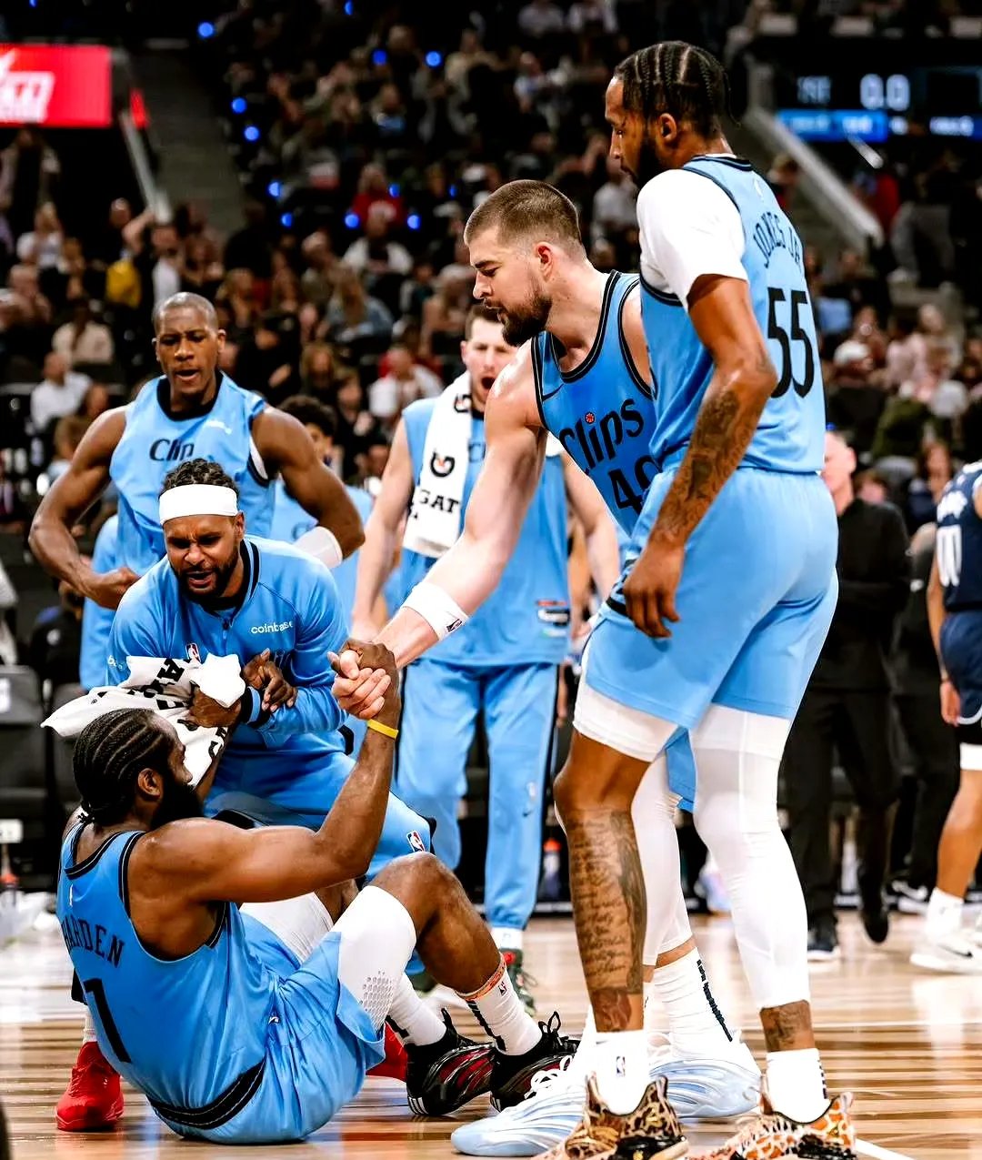 勇士队再胜快船队,豪取西部决赛胜利 勇士队再胜快船队,豪取西部决赛胜利