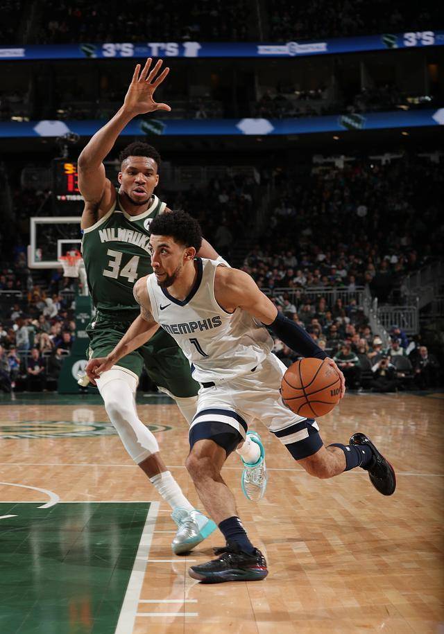 雄鹿队主场力克灰熊,取得五连胜 雄鹿队主场力克灰熊,取得五连胜