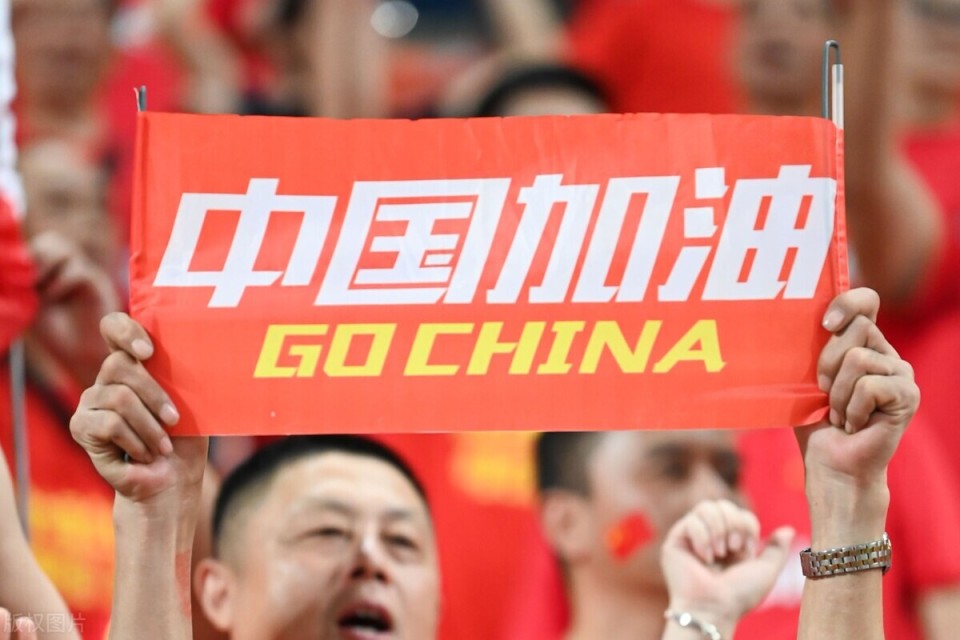 热血搏杀，国足拼尽全力争取胜利的简单介绍