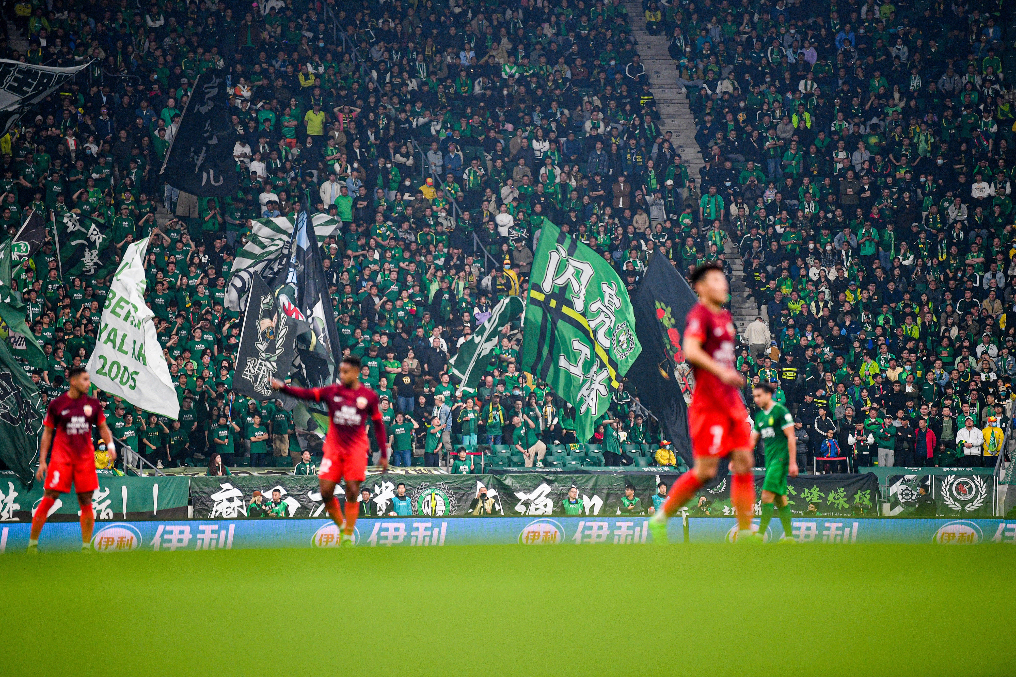 火爆比赛现场呈现场馆风云，球迷尽情欢呼