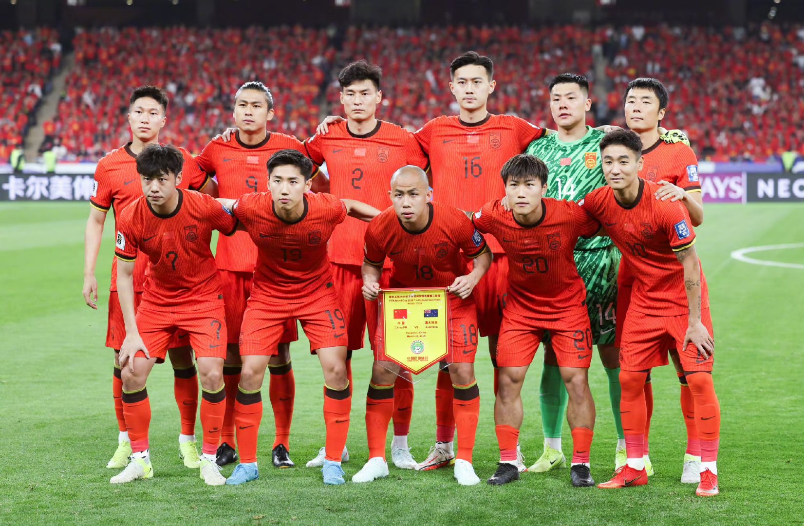 国内足球联赛的争夺战激烈不减