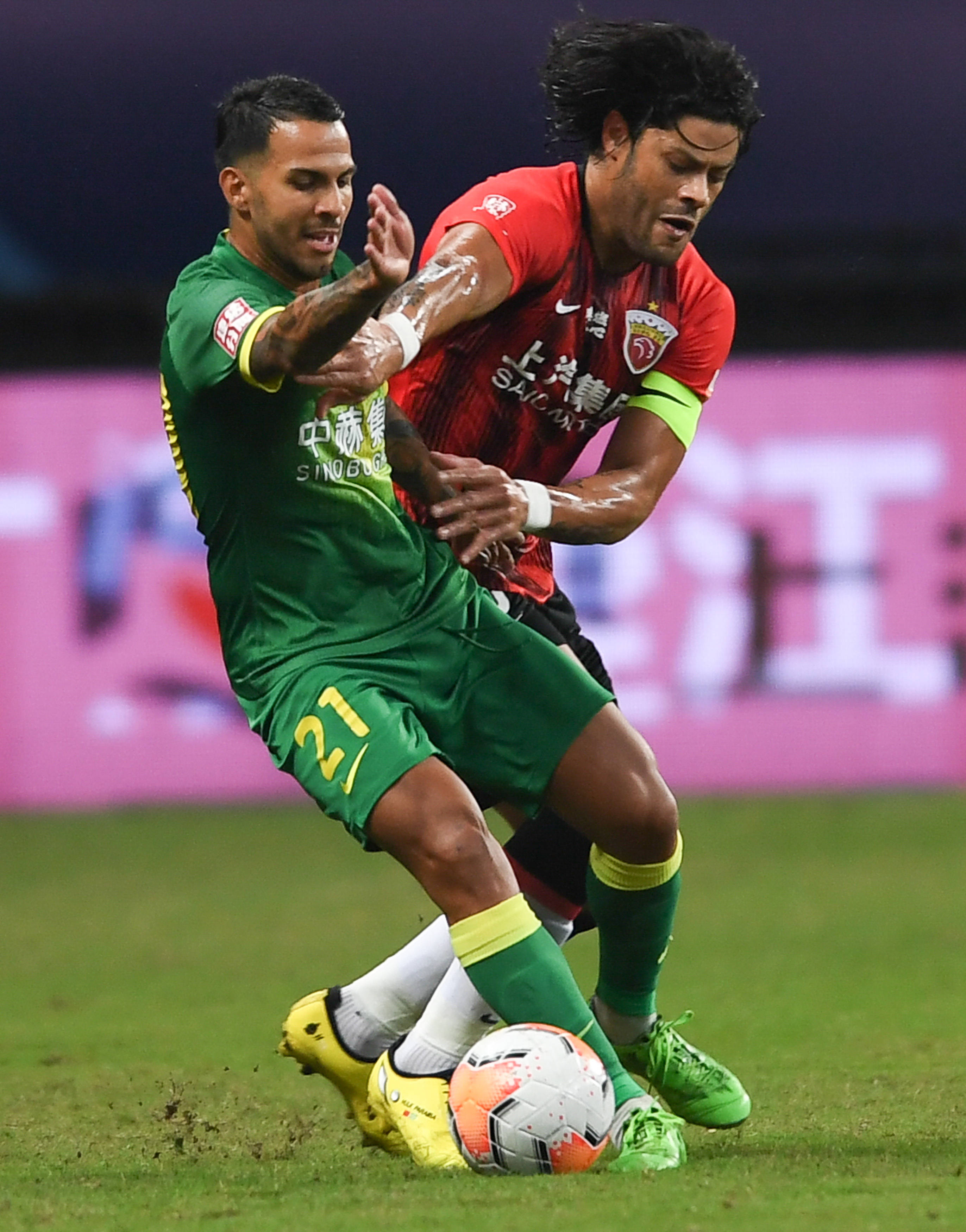 中超赛场上球员们的精彩瞬间让人动容