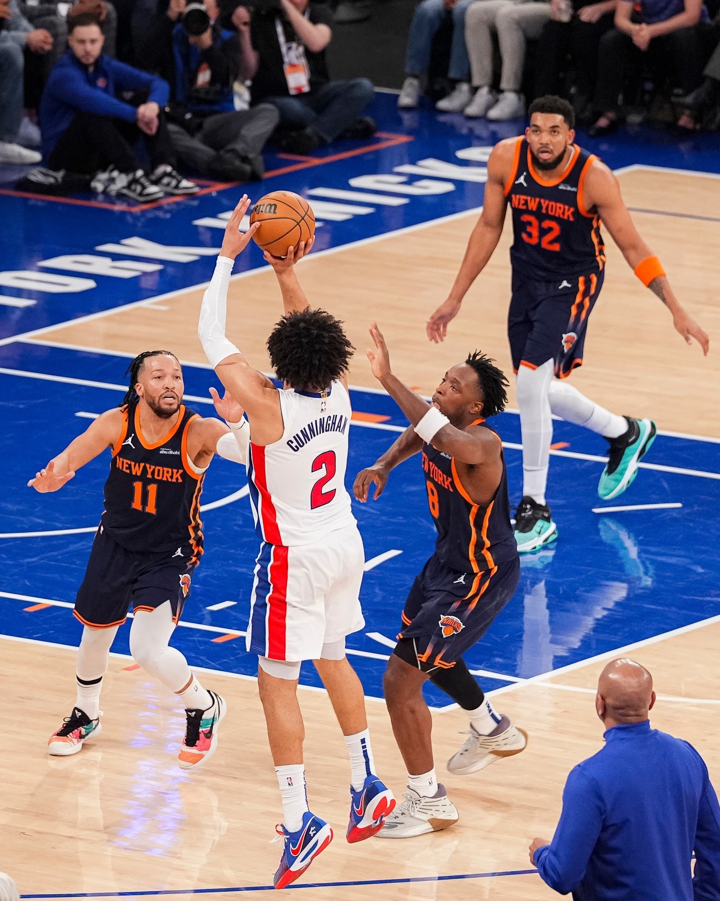 包含尼克斯主场战胜魔术，结束连败的词条