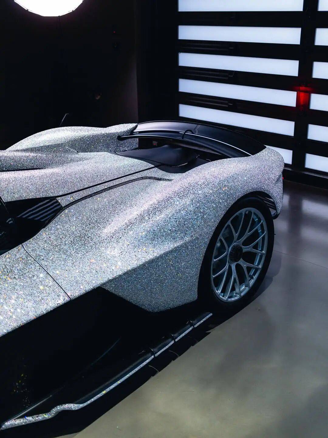 关于阿斯顿马丁险胜雷诺车队，拉塞尔高光表现的信息