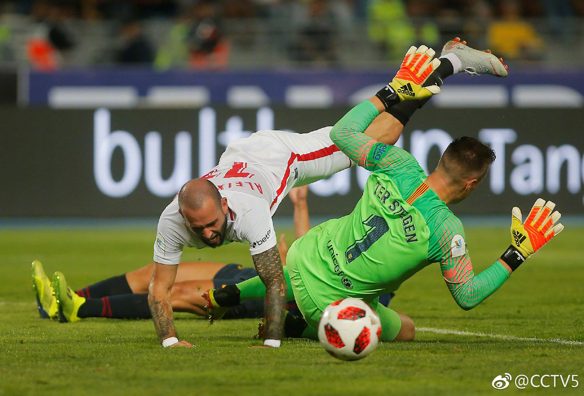 巴萨逆转土耳其，马丁内利带队取胜