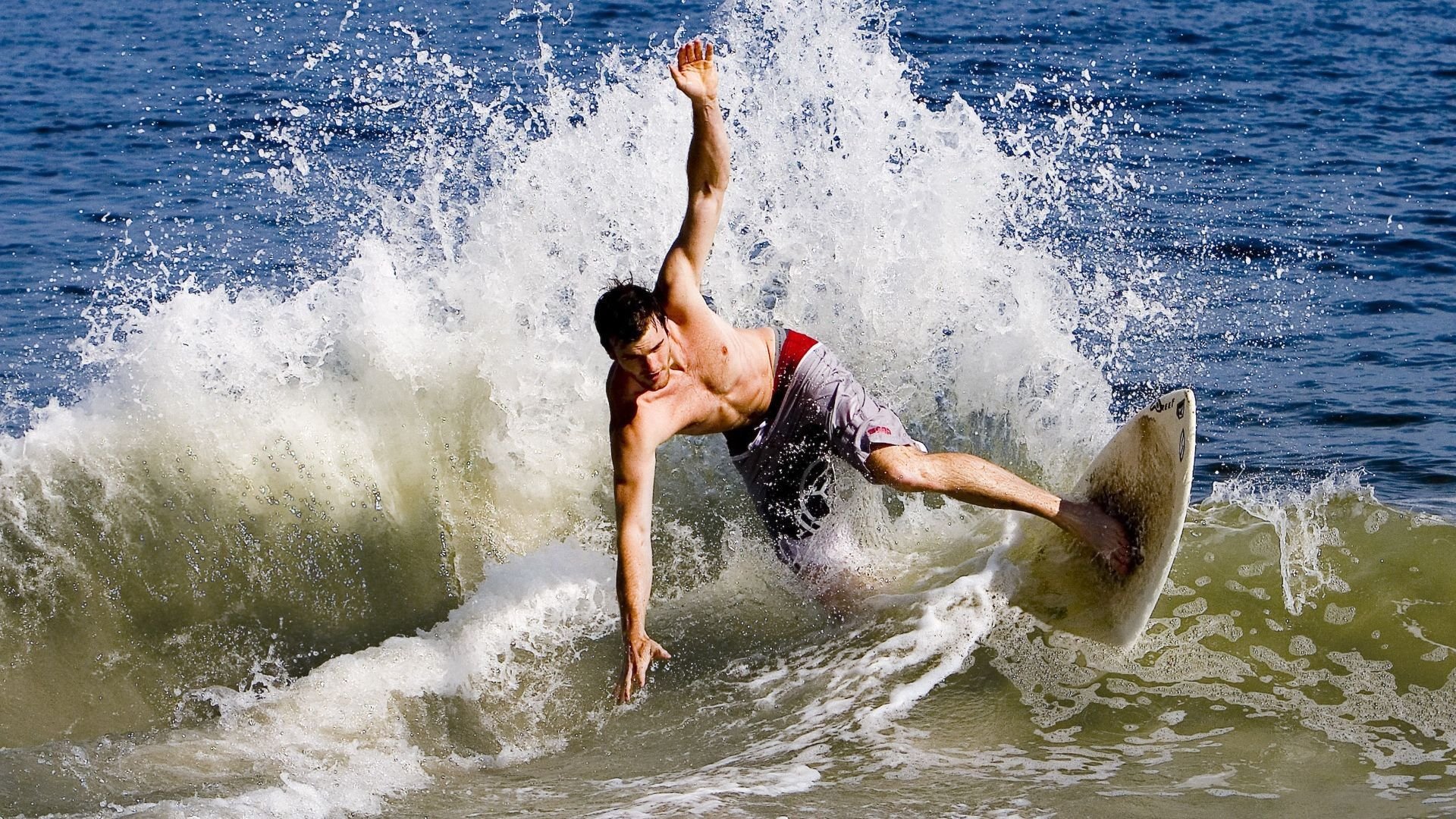 绿茵场上的角力，篮球场上的颠覆